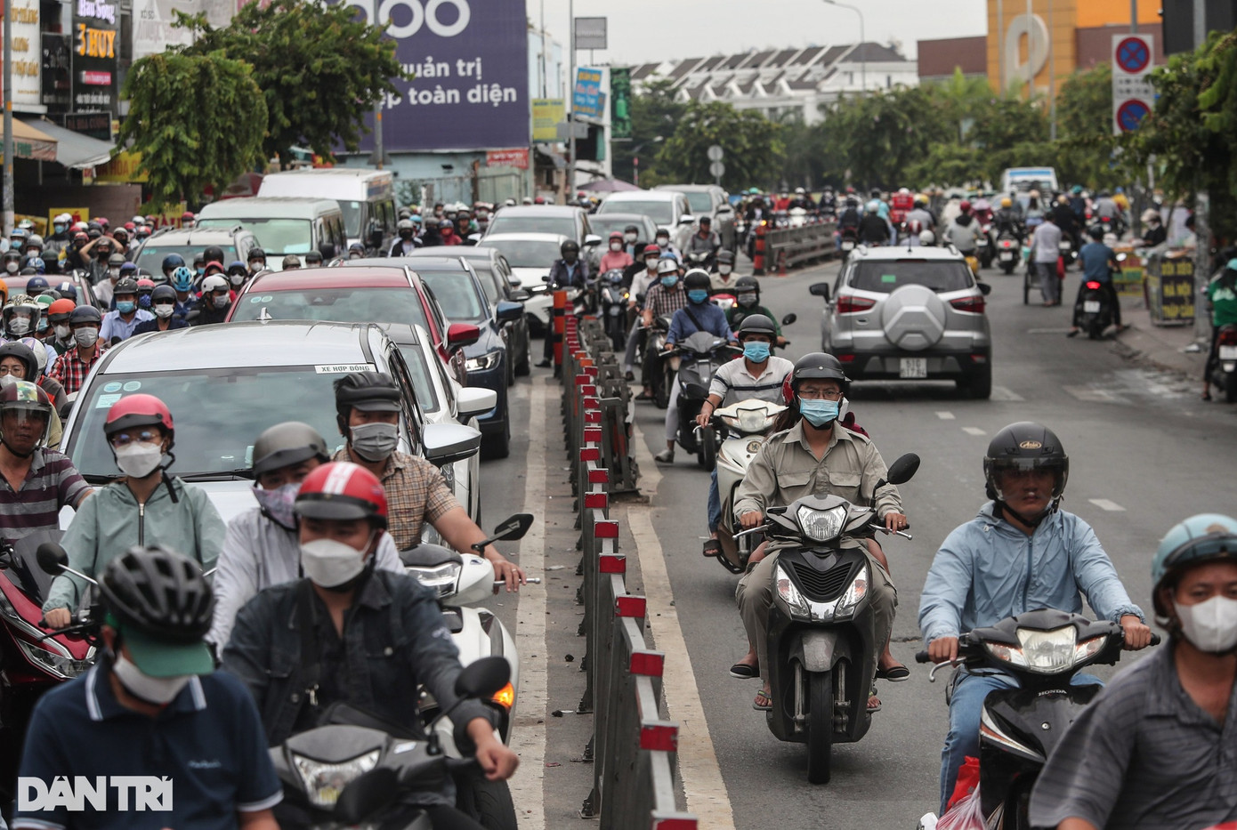Dòng người nối đuôi nhau đi ngược chiều trên đường Phan Văn Trị, việc điều khiển xe máy đi ngược chiều ở đoạn đường này dần đã trở thành thói quen của người dân khi lưu thông qua đây.