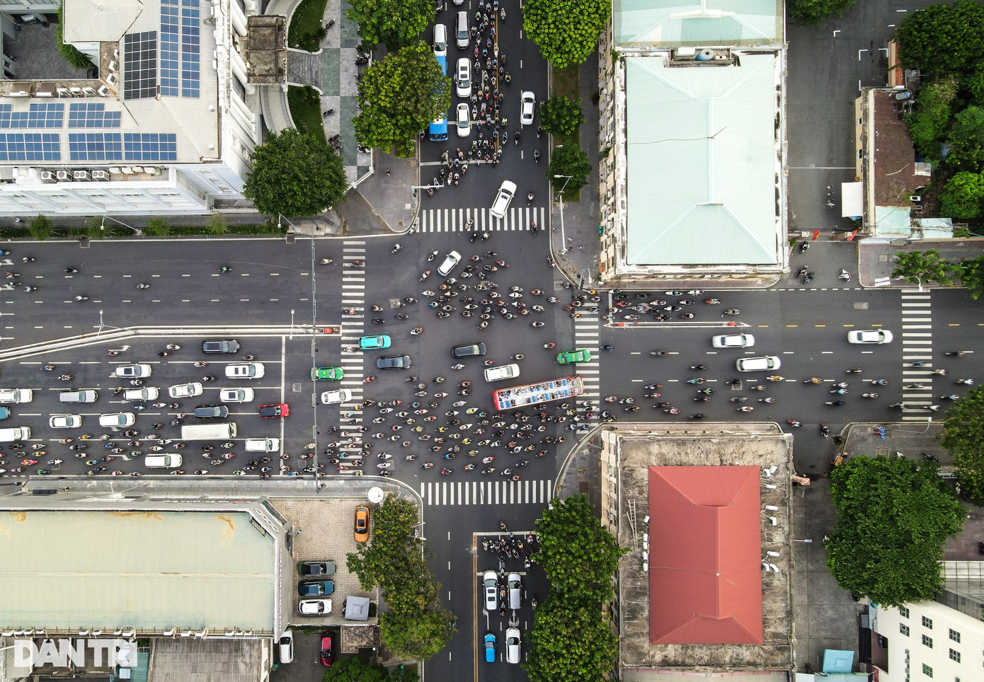 Kẹt xe, ùn tắc giờ cao điểm là tình trạng không mới ở TPHCM. Trên nhiều tuyến đường ở TPHCM, không khó bắt gặp những chiếc xe máy vô tư vi phạm Luật Giao thông đường bộ như chở hàng cồng kềnh, vượt đèn đỏ, không đội mũ bảo hiểm, vừa lái xe vừa hút thuốc...