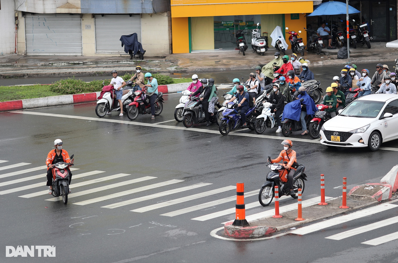 Cũng tại ngã tư Hàng Xanh, tình trạng vượt đèn đỏ diễn ra thường xuyên, không khó để bắt gặp hình ảnh nhiều người cố tình vượt đèn đỏ mặc dù đèn tín hiệu giao thông còn kéo dài 3-5 giây.