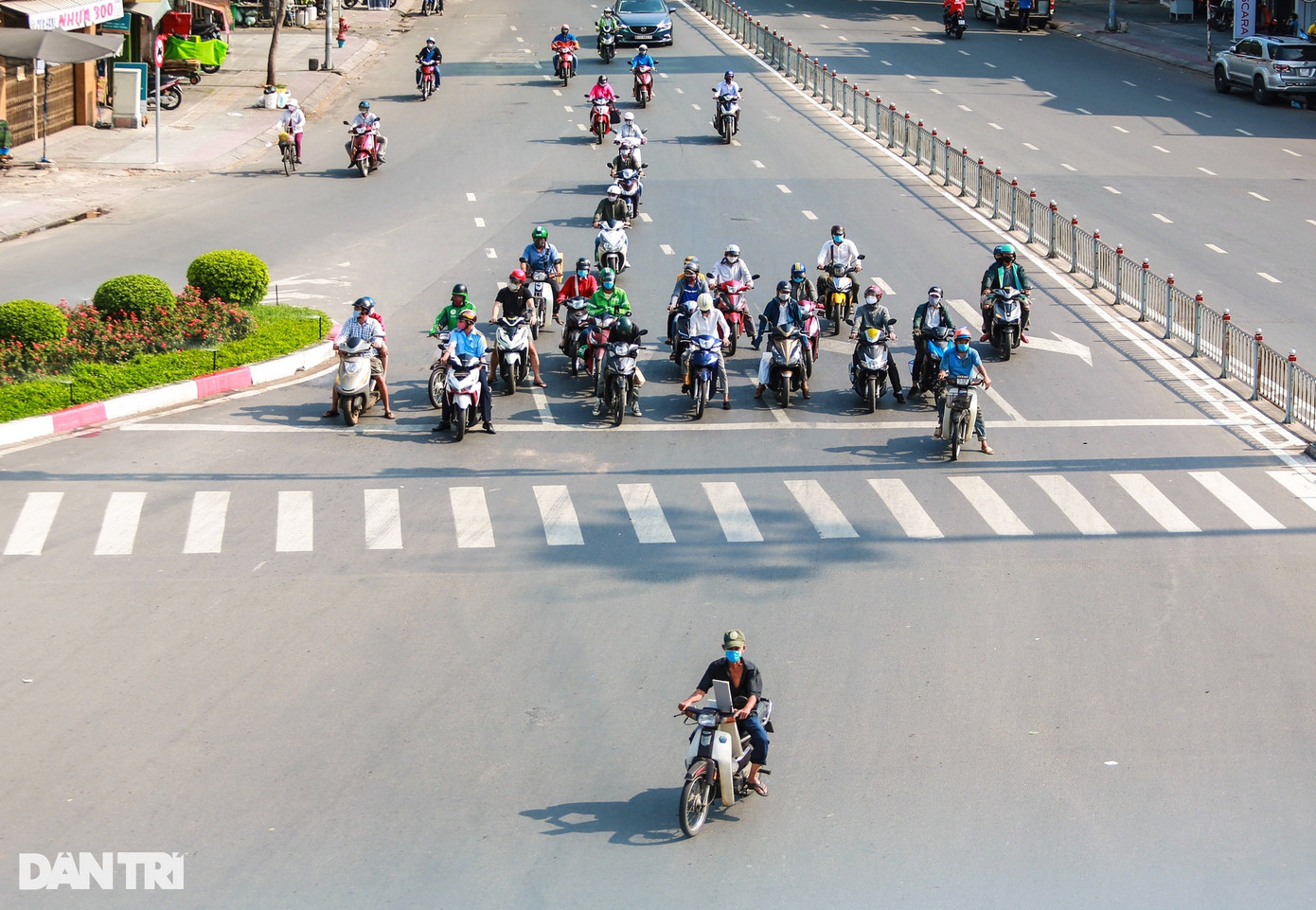 Trong khi đa số các phương tiện khác dừng đèn đỏ đúng quy định Luật Giao thông đường bộ, thì một người đàn ông không đội mũ bảo hiểm, ngang nhiên vượt đèn đỏ trên đường Xô Viết Nghệ Tĩnh.