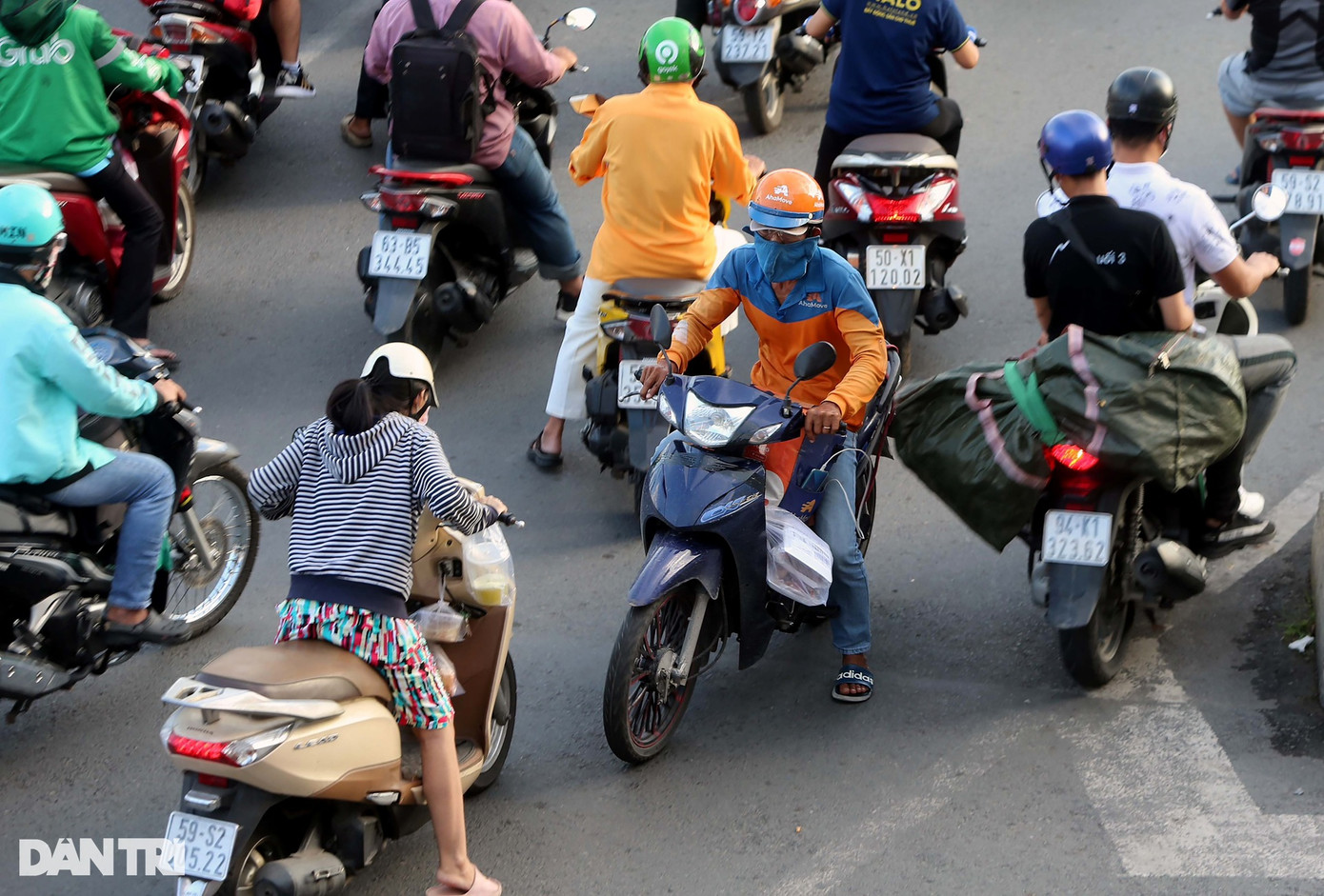 Một người đàn ông đi ngược chiều trên đường Xô Viết Nghệ Tĩnh (quận Bình Thạnh) khiến các phương tiện lưu thông đúng phần đường của mình gặp cản trở.