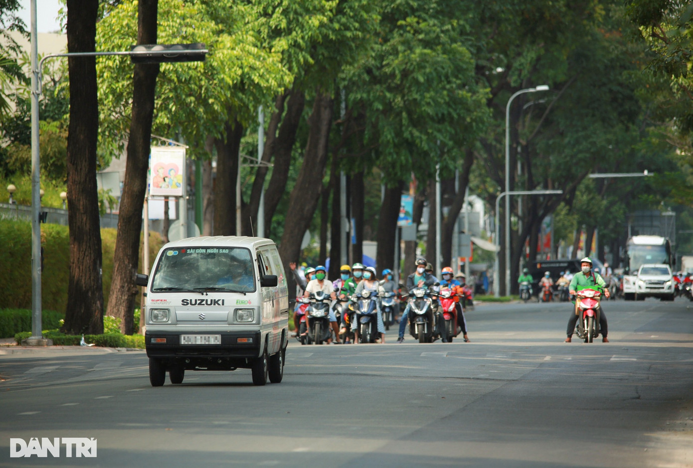 Tương tự, trên đường Võ Thị Sáu (quận 3), một xe ôtô lao thẳng qua ngã tư trong khi rất nhiều phương tiện khác vẫn đang dừng đèn đỏ.