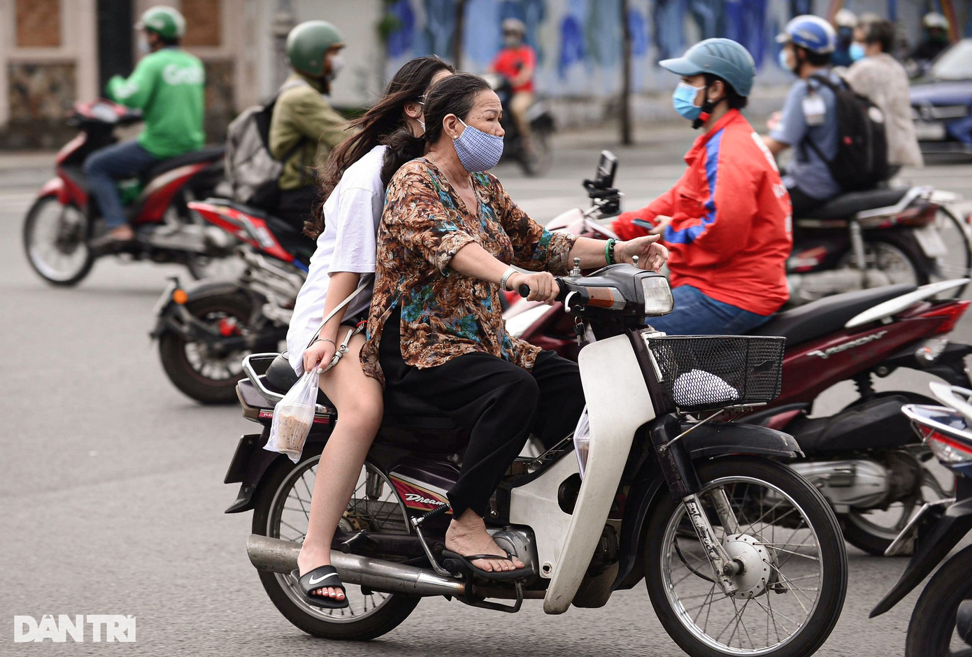 Hình ảnh người tham gia giao thông không đội mũ bảo hiểm xuất hiện thường xuyên trên đường phố TPHCM.