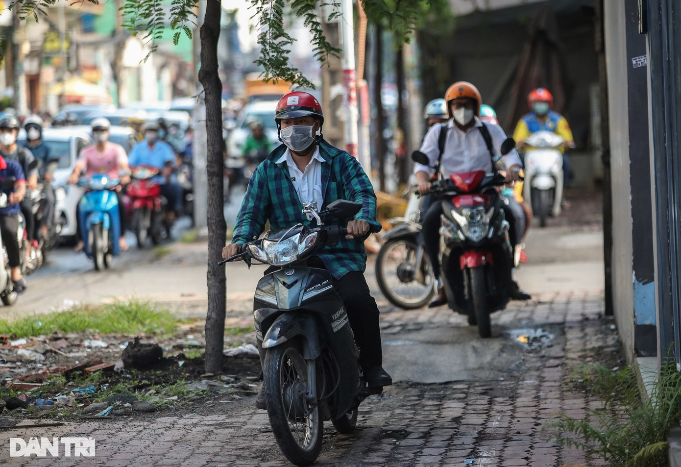 Trên đường Đinh Bộ Lĩnh (quận Bình Thạnh), nhiều người cũng bỏ qua quy định của Luật Giao thông đường bộ, leo lên vỉa hè để di chuyển. Đây cũng là một trong những nguyên nhân khiến tình trạng vỉa hè đường phố nhanh xuống cấp.