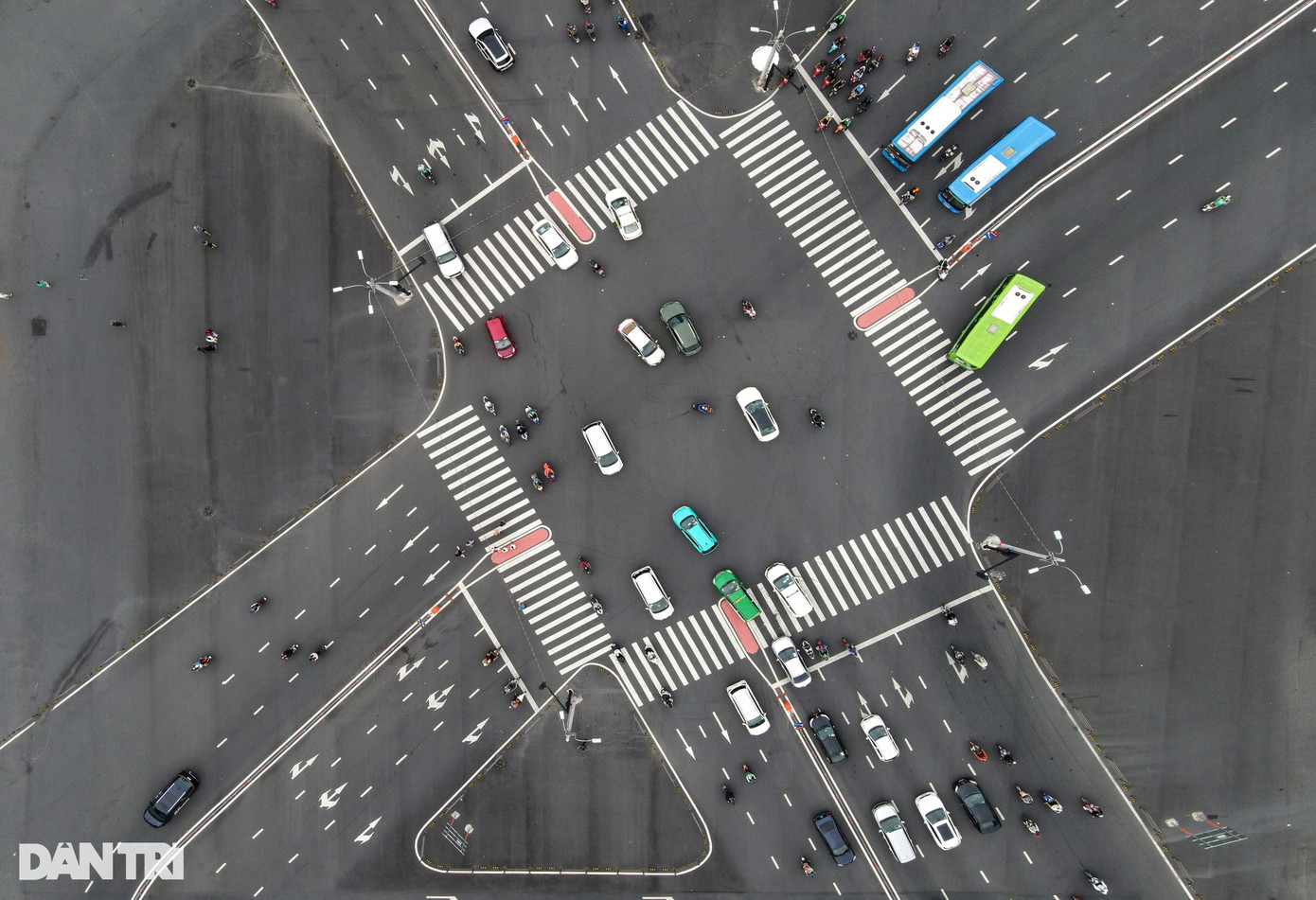 Bên cạnh những lỗi vi phạm như vượt đèn đỏ, leo vỉa hè, đi ngược chiều, nhiều nút giao tại TPHCM chưa được phân luồng, bố trí hướng đi hợp lý khiến xe cộ thường xuyên ùn ứ.