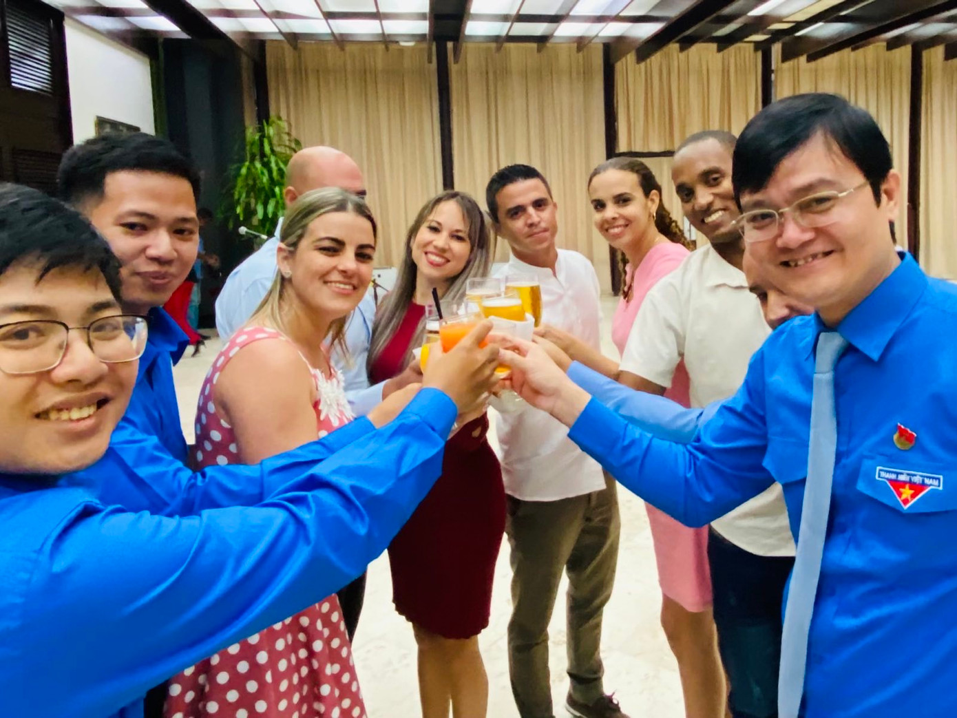 Cuộc hội đàm, lễ ký kết thỏa thuận hợp tác và tiệc chiêu đãi của T.Ư Đoàn bạn sau đó diễn ra trong không khí thắm tình anh em, đồng chí và vui vẻ của tuổi trẻ. Cuộc hội đàm, lễ ký kết thỏa thuận hợp tác và tiệc chiêu đãi của T.Ư Đoàn bạn sau đó diễn ra trong không khí thắm tình anh em, đồng chí và vui vẻ của tuổi trẻ.