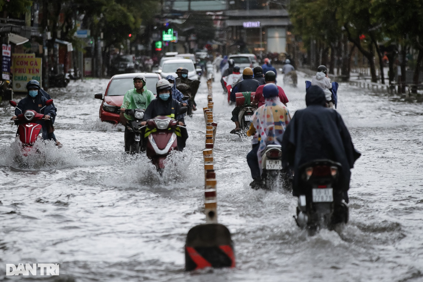 Tương tự, trên đường Nguyễn Văn Khối (quận Gò Vấp), cơn mưa lớn kéo dài khiến con đường này mênh mông nước.