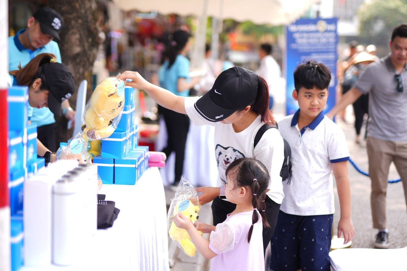 Khách hàng thích thú với các phần quà hấp dẫn của chương trình vòng quay may mắn.