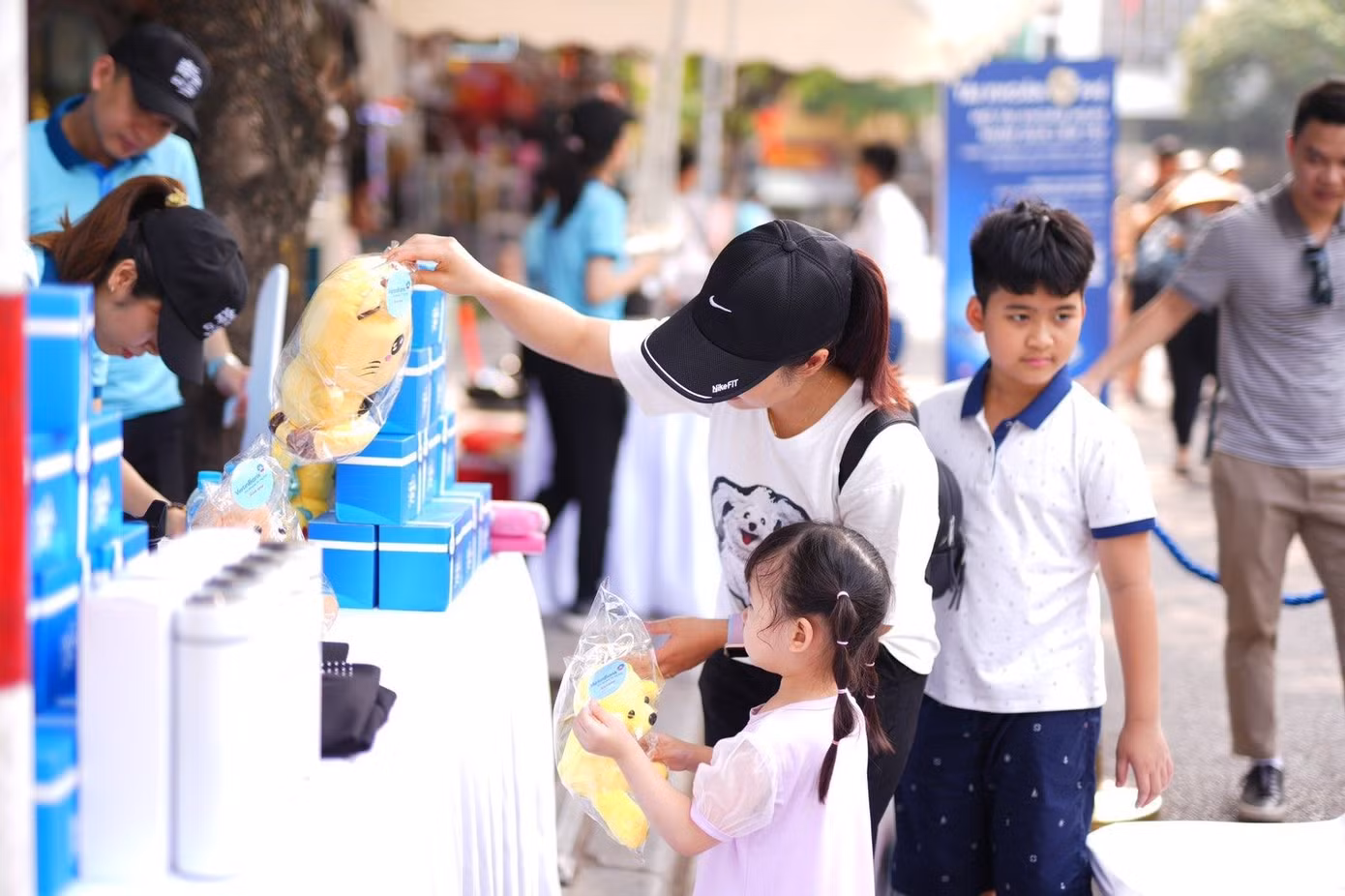 Khách hàng thích thú với các phần quà hấp dẫn của chương trình vòng quay may mắn. Khách hàng thích thú với các phần quà hấp dẫn của chương trình vòng quay may mắn.