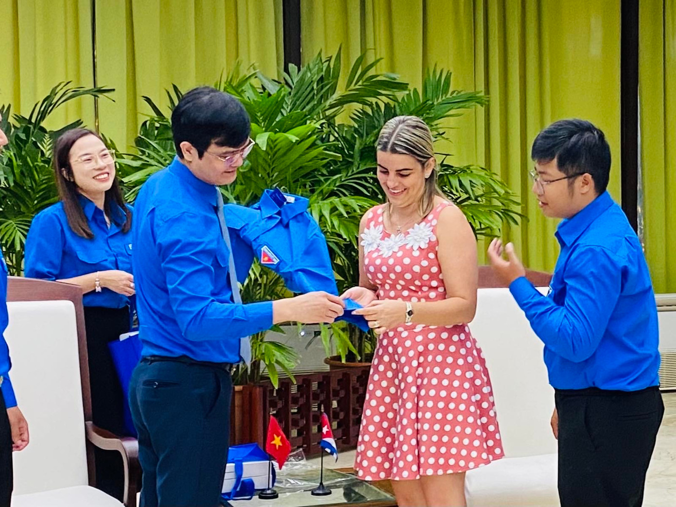 Nhưng trên tay áo tặng cho từng cán bộ lãnh đạo T.Ư Đoàn Cuba đều có trân trọng thêu tên từng người. Nhưng trên tay áo tặng cho từng cán bộ lãnh đạo T.Ư Đoàn Cuba đều có trân trọng thêu tên từng người.