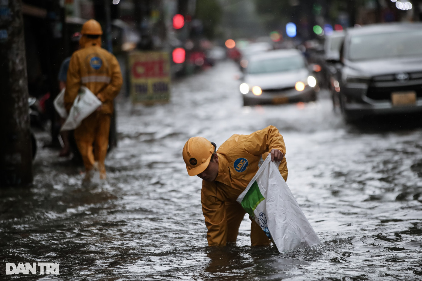 Đội công nhân cấp thoát nước cũng đã có mặt kịp thời tại điểm ngập để xử lý rác tồn đọng ở miệng cống cho nước rút nhanh hơn.
