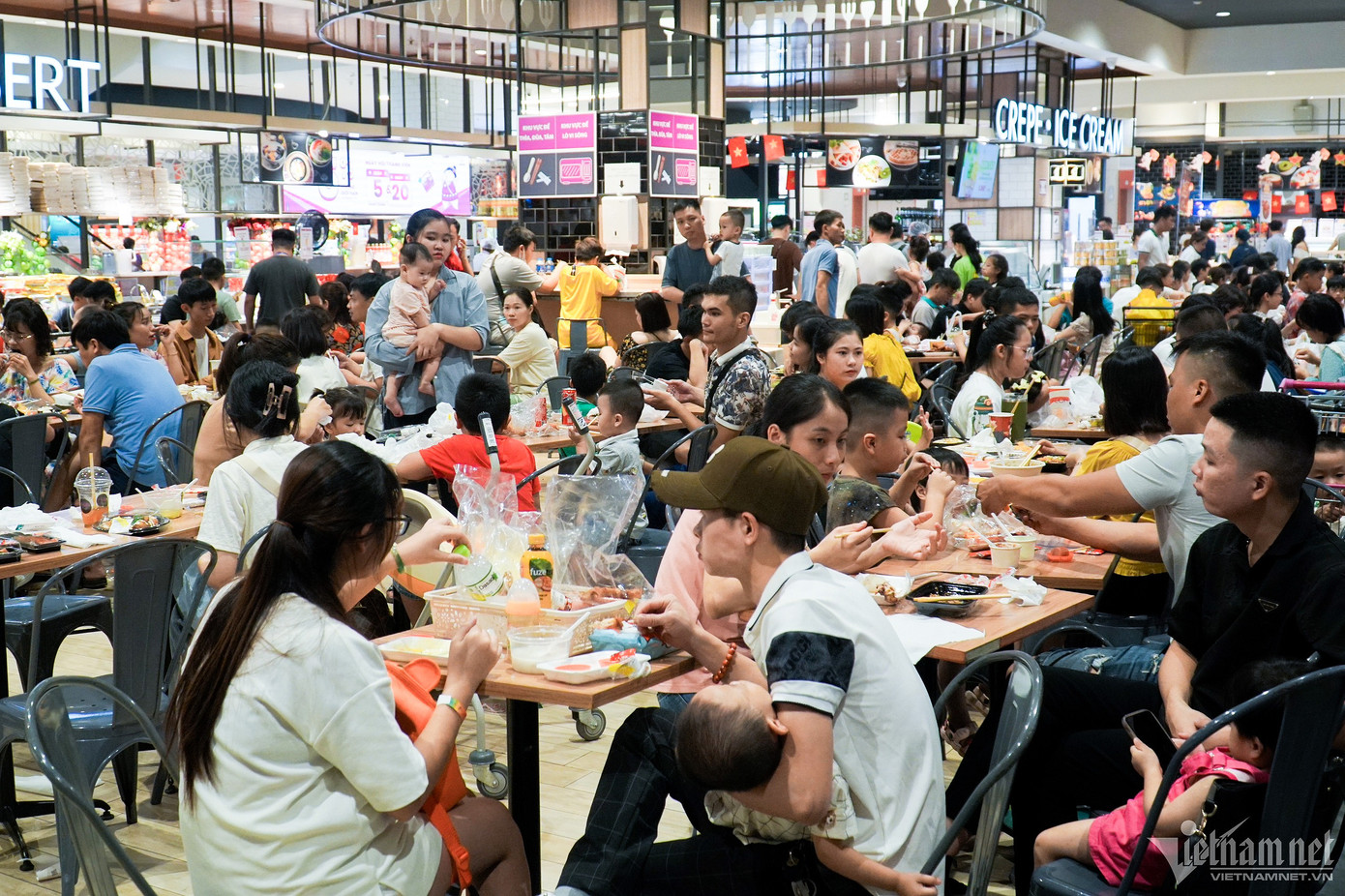 Thời gian cao điểm bắt đầu từ 11h. Nơi đông khách nhất là các gian hàng ẩm thực.