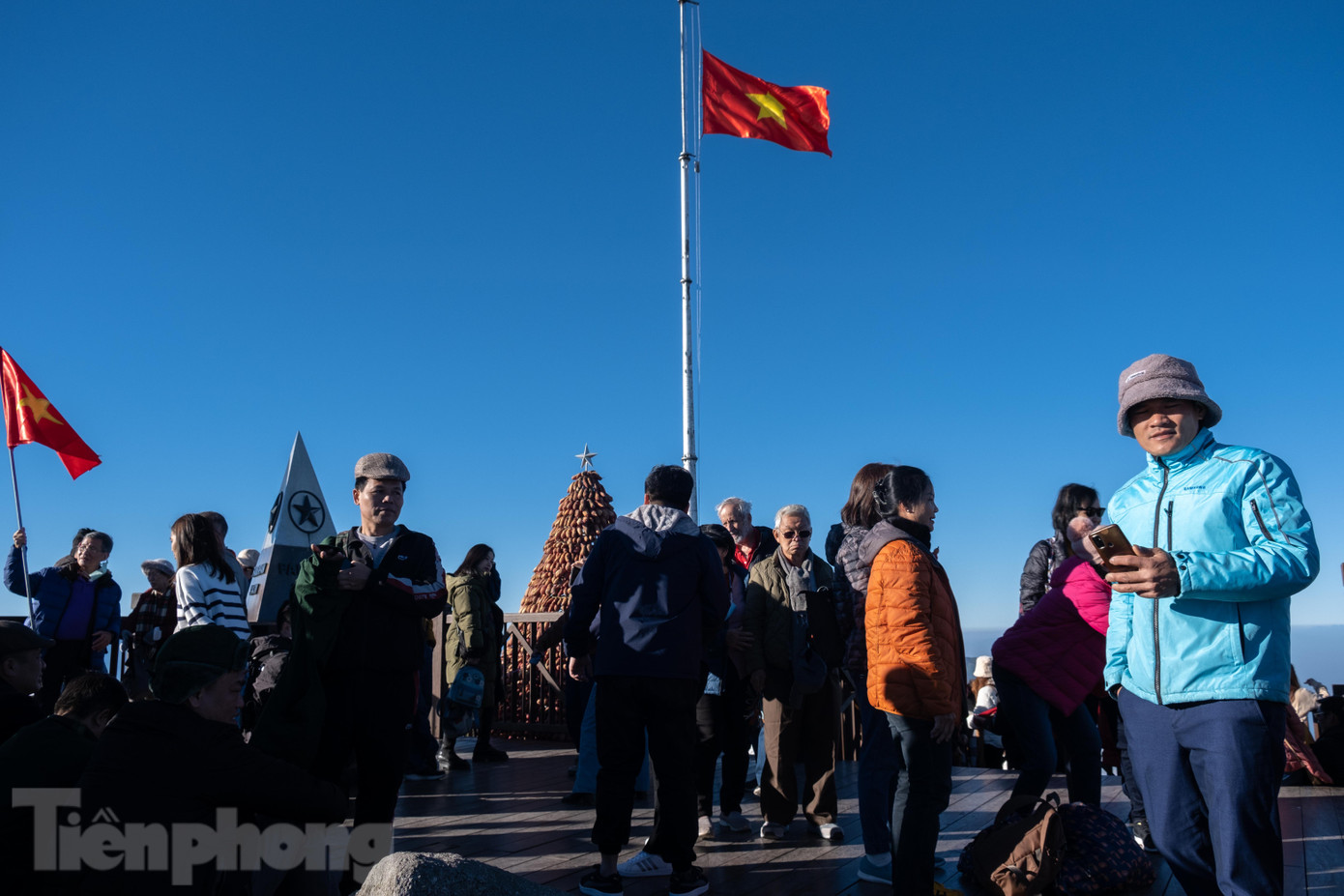 Do thời tiết thuận lợi, lượng khách tham quan cũng đạt mức đáng kể.