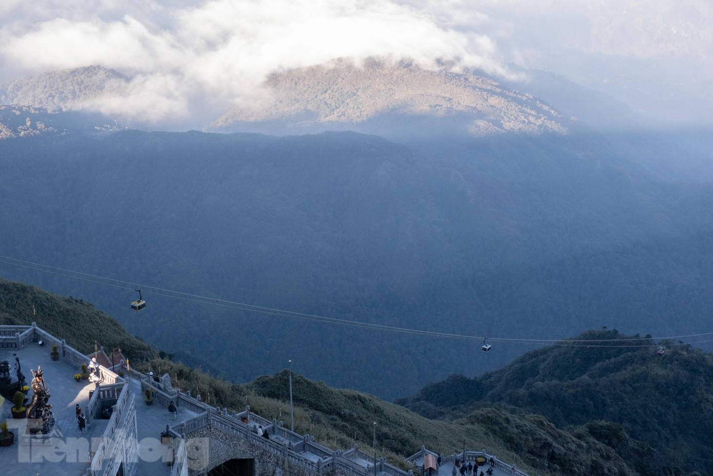 Để tới ngọn núi cao nhất Đông Dương, hành khách có thể di chuyển qua hai chặng tàu điện, một chặng cáp treo với thời gian chỉ khoảng 45 phút. Đặc biệt, cáp treo Fansipan sử dụng hệ thống cáp treo 3 dây tiên tiến và an toàn nhất thế giới, có nguồn gốc từ Áo. Lưu ý, trong quá trình di chuyển, khách du lịch có thể xuất hiện hiện tượng ù tai, chóng mặt. Vì vậy, chúng ta nên mang theo đủ nước uống, đi kèm một số đồ ăn nhẹ để đảm bảo sức khỏe.