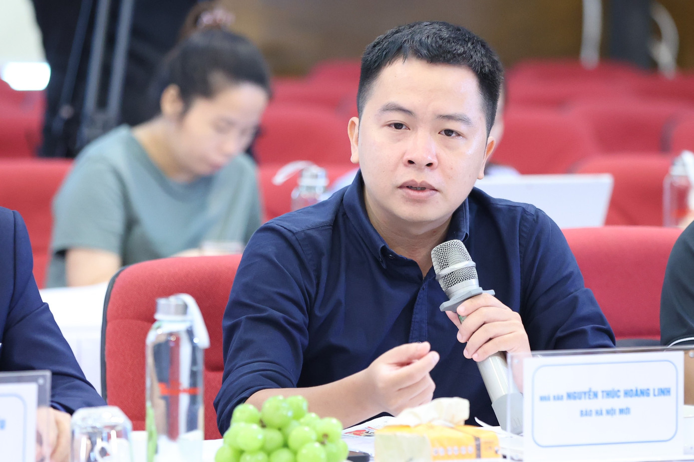 Nhà báo Nguyễn Thúc Hoàng Linh phát biểu tại tọa đàm. Nhà báo Nguyễn Thúc Hoàng Linh phát biểu tại tọa đàm.