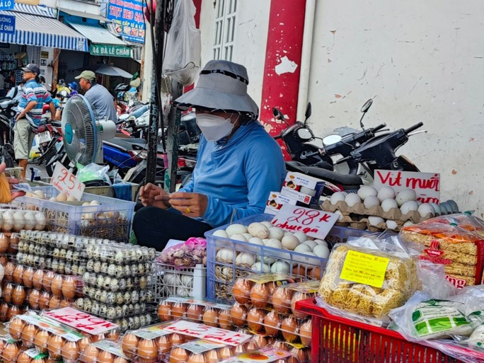 Bảng giá các loại trứng gây ngạc nhiên khi trứng gà ta rẻ hơn trứng gà công nghiệp.