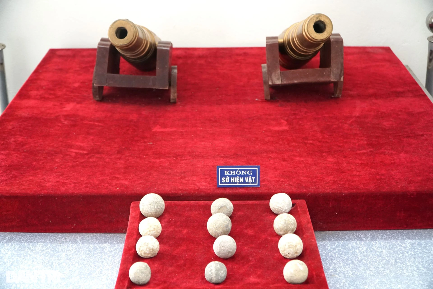 Theo tài liệu lịch sử, đầu thế kỷ XV, để chuẩn bị cho cuộc kháng chiến chống quân Minh, con trai cả của Hồ Quý Ly là Hồ Nguyên Trừng đã cải tiến vũ khí chiến đấu, phát minh ra súng thần công. Trong kho cổ vật hiện nay có nhiều viên đạn đá hình tròn được mài nhẵn, đường kính 5-7cm, đặt bên cạnh mô hình khẩu súng thần công để du khách tham quan.