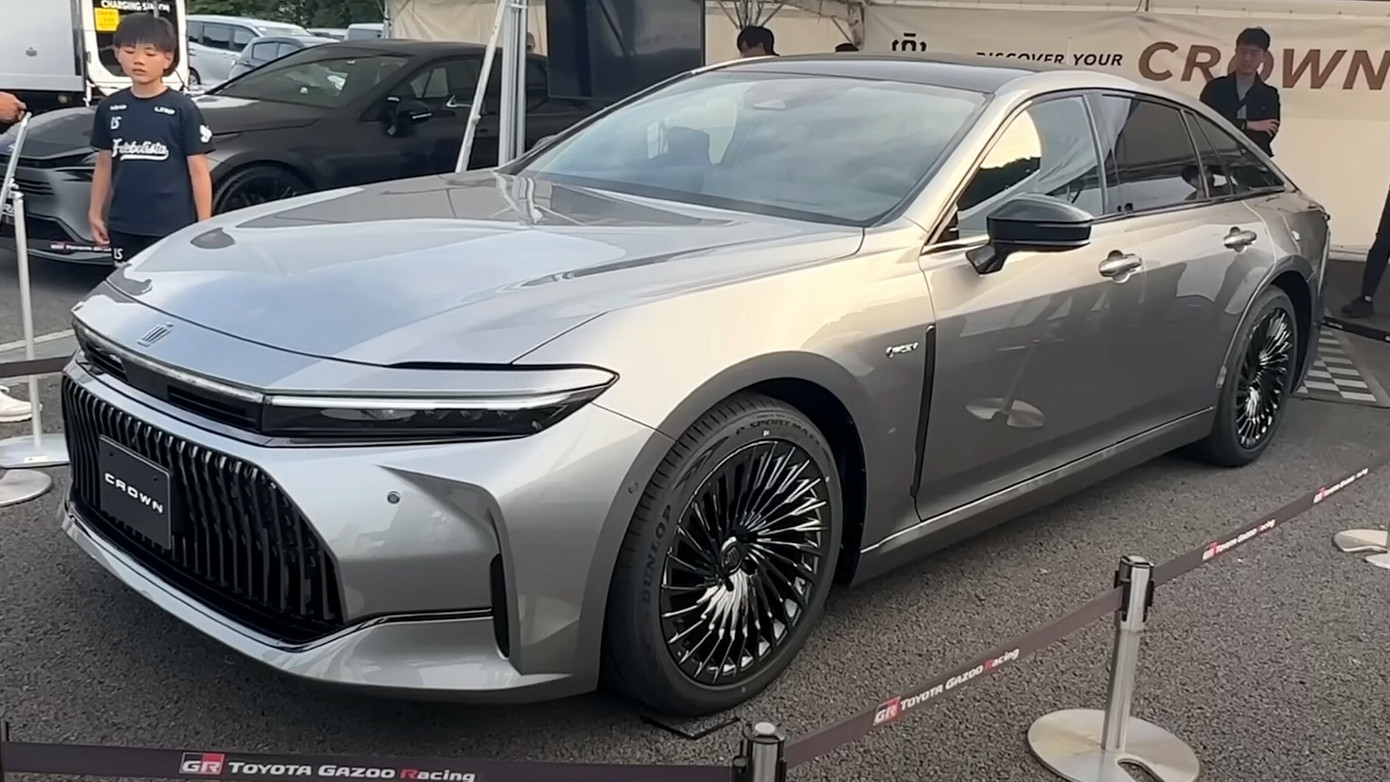 Sedan Crown sử dụng pin nhiên liệu mới được trưng bày tại Nhật Bản. Sedan Crown sử dụng pin nhiên liệu mới được trưng bày tại Nhật Bản.