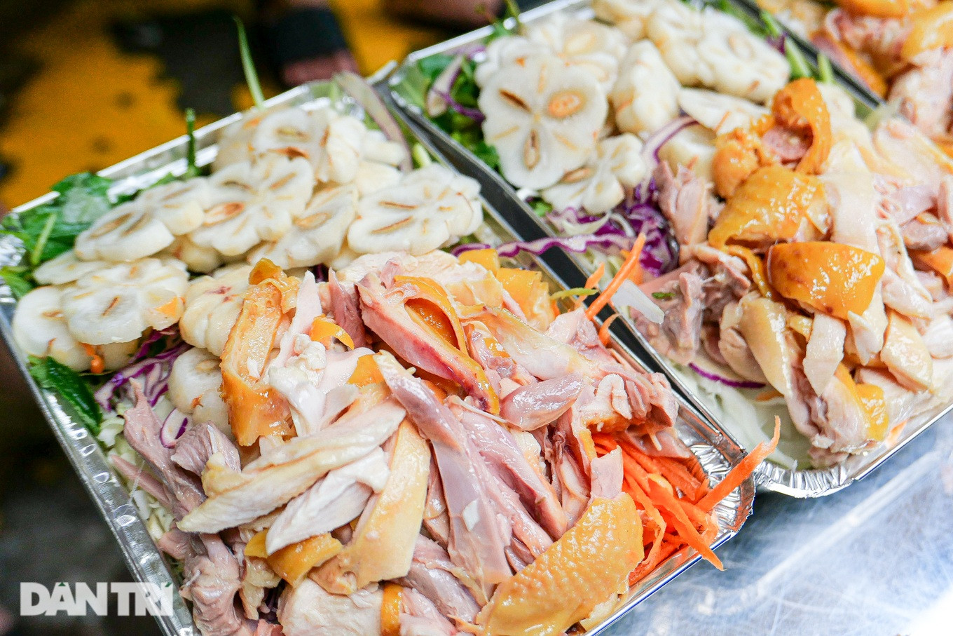 Gỏi gà măng cụt vẫn đang tạo "cơn sốt" trên mạng xã hội, được thực khách tại Hà Nội "săn tìm" thưởng thức dù mức giá không rẻ. Nhiều nhà hàng, quán ăn tại Thủ đô nhanh chóng bổ sung món ăn này vào thực đơn.