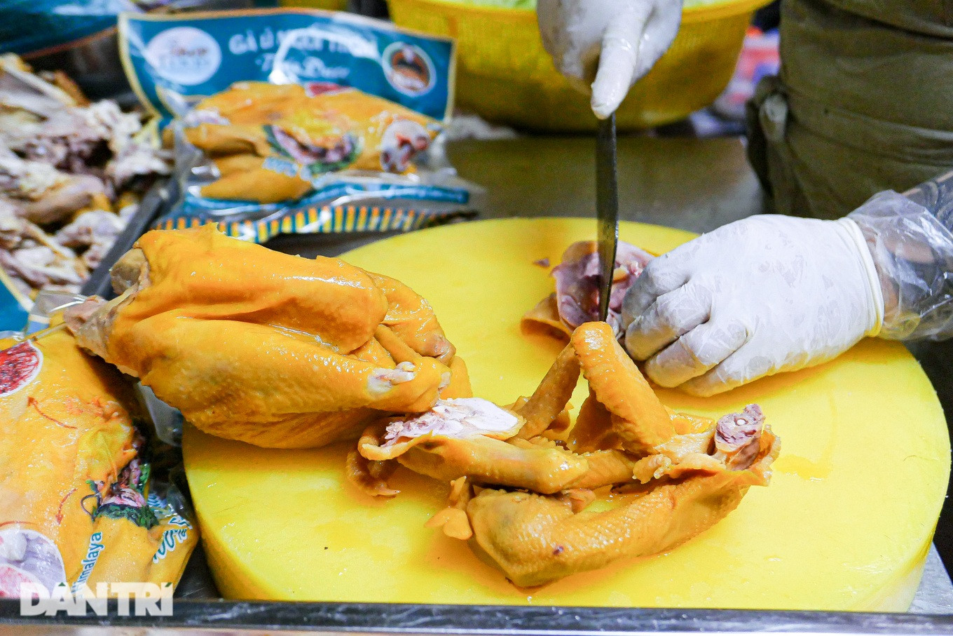 Không sử dụng gà luộc như nơi khác, anh Đức dùng gà ủ muối, được ủ với 30 loại thảo dược nên thịt mọng, đậm đà, phần da vàng, giòn. "Tôi thay đổi phần nước sốt để làm hài hòa giữa gà ủ muối, măng cụt và các loại rau ăn kèm. Sốt làm từ các nguyên liệu rất cơ bản như mắm, giấm, đường, gia vị nhưng nêm nếm phù hợp", anh Đức cho hay.