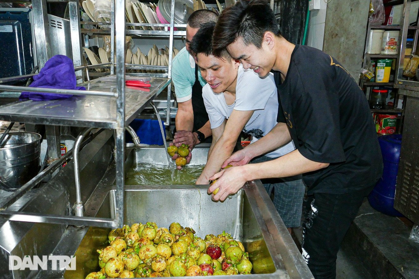 Theo chủ quán, măng cụt xanh được nhập từ nhà vườn ở Bình Phước. Để đảm bảo lượng gỏi phục vụ thực khách, mỗi ngày, gần 40 nhân viên sẽ sơ chế 300-500kg măng cụt.