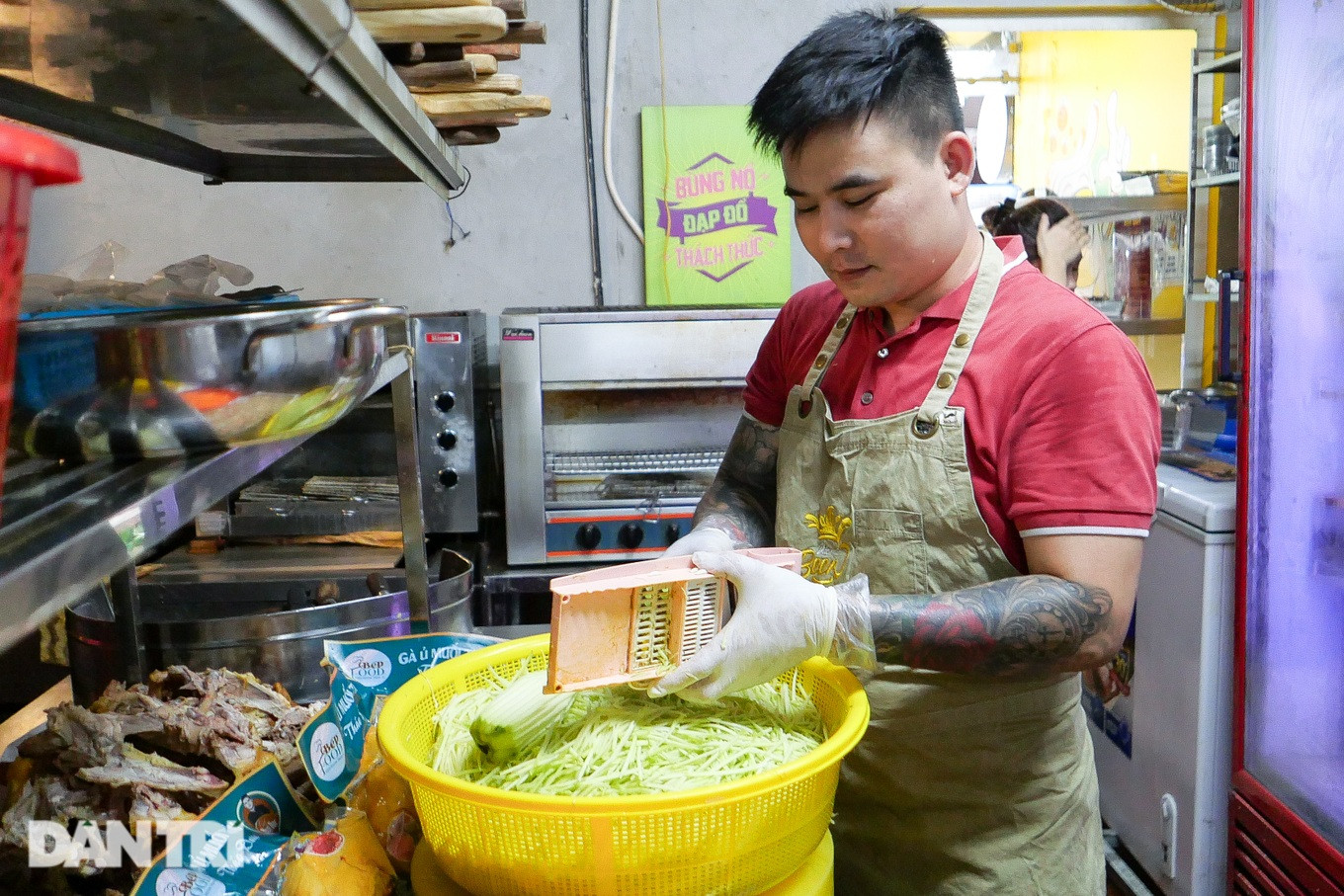 Vốn chuyên chế biến gà ủ muối nên khi nhận thấy nhu cầu thưởng thức gỏi gà măng cụt của thực khách Hà Nội, đầu bếp Phạm Ngọc Đức (34 tuổi) đã nghĩ ra cách kết hợp măng cụt xanh với gà ủ muối. Trong một tháng qua, cửa hàng của anh tăng lượng đơn đặt hàng "chóng mặt", thu về từ 100 - 130 triệu/ngày nhờ món ăn này.