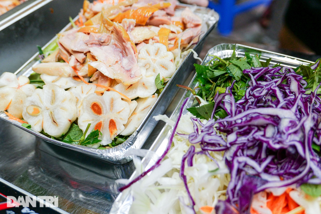 Mỗi phần gỏi gà măng cụt của anh Đức gồm măng cụt, gà ủ muối, bắp cải tím, bắp cải trắng, hành tây, cà rốt và rau răm, kèm theo lạc rang, nước sốt. "Trung bình mỗi ngày quán bán 400 suất, ngày cuối tuần có thể tăng hơn", anh Đức cho hay.