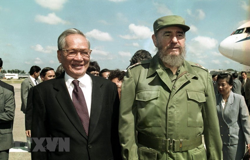 Chủ tịch HĐNN và Chính phủ Cuba Fidel Castro đón Chủ tịch nước Lê Đức Anh tại sân bay quốc tế Jose Marti, trong chuyến thăm hữu nghị chính thức Cuba từ ngày 12-17/10/1995. (Ảnh: Cao Phong/TTXVN)
