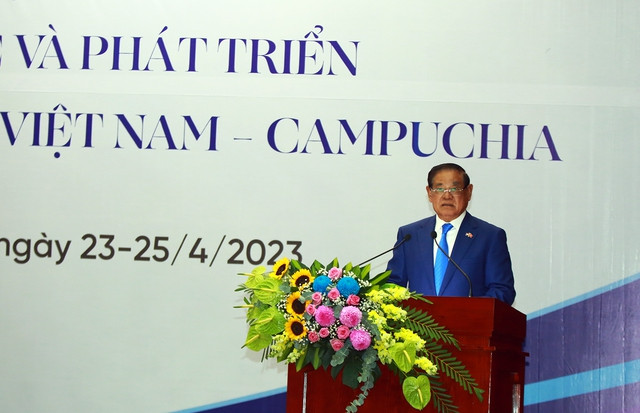 Việt Nam, Campuchia nhất trí thúc đẩy kết nối cửa khẩu với các trung tâm kinh tế lớn - Ảnh 4. Phó Thủ tướng, Bộ trưởng Bộ Nội vụ Vương quốc Campuchia Samdech Krolahom Sar Kheng phát biểu tại Hội nghị (Ảnh: VGP/Hải Minh)