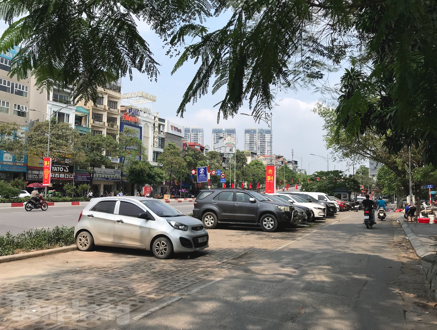 Tại một cơ sở kinh doanh, tất cả xe cho thuê đã được đặt hàng. Tại một cơ sở kinh doanh, tất cả xe cho thuê đã được đặt hàng.