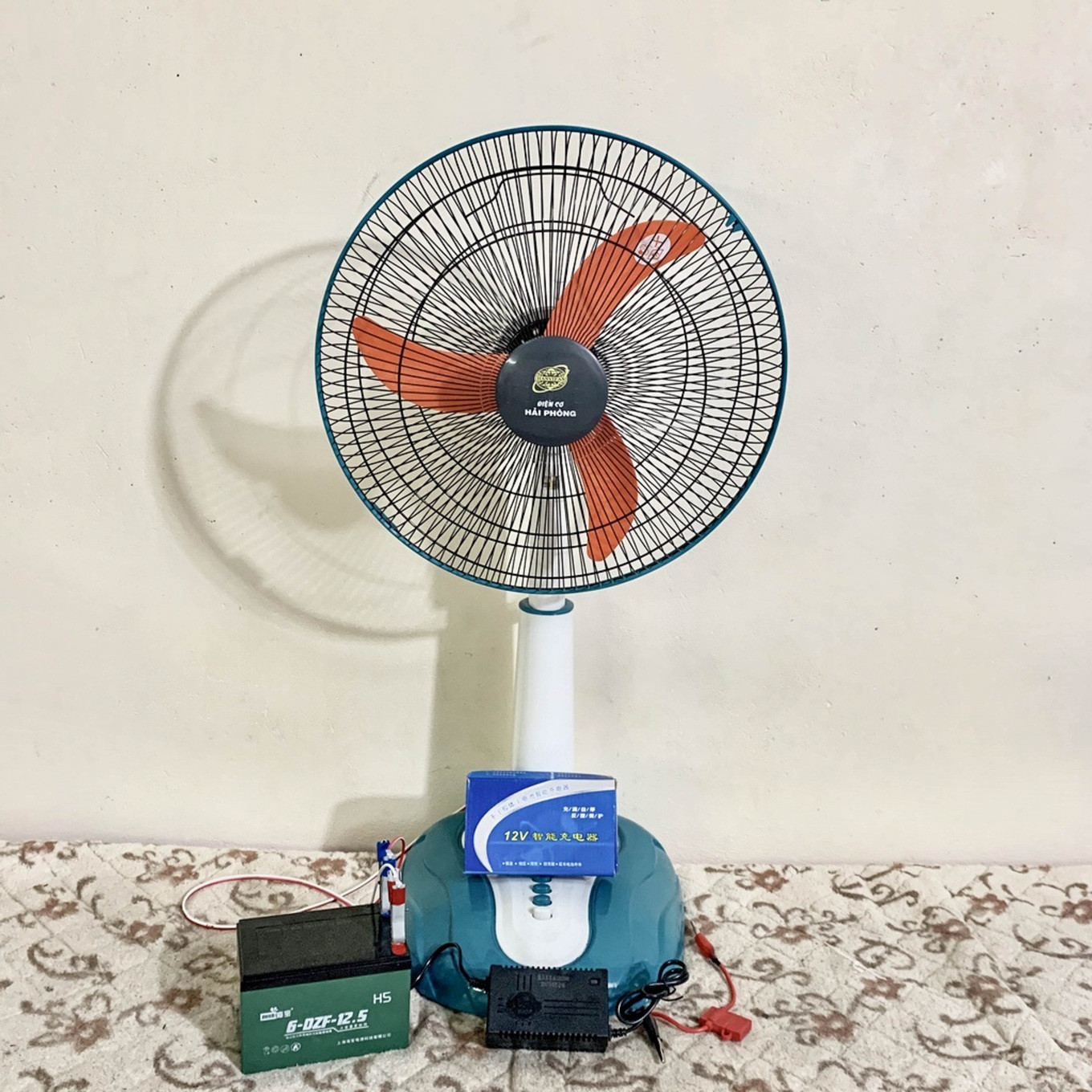 Những ngày qua, loại quạt chạy bằng bình ắc quy 12V luôn được nhiều người tìm mua (Ảnh: Tuấn Dũng).