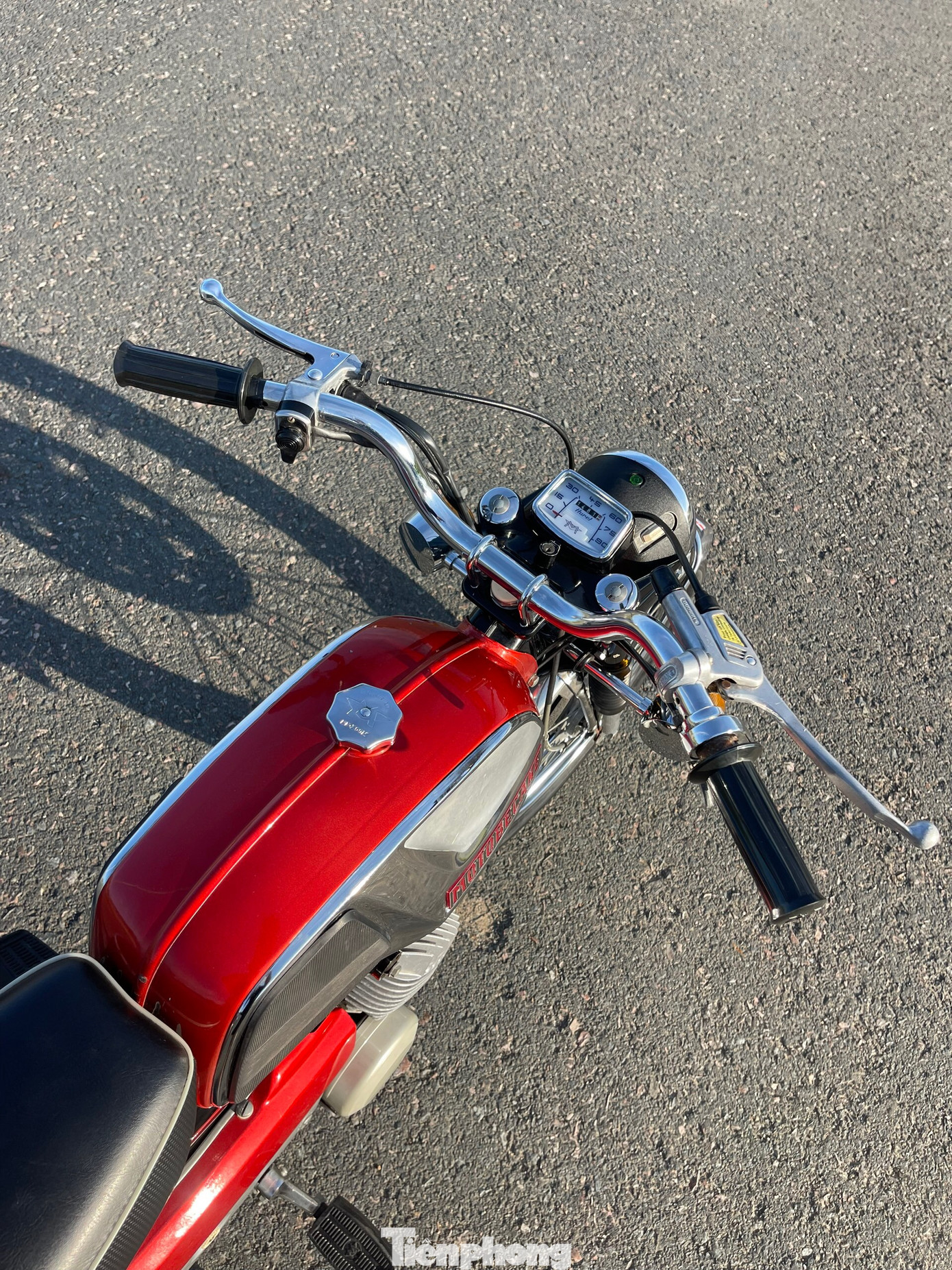 Đặc biệt, Motobecane 99z đời 1978 xuất hiện tại Việt Nam vào những năm 1980. Đây là một trong những chiếc xe gắn máy đẹp nhất, sử dụng động cơ pít-tông ngược chiều với khả năng vận hành trơn tru. Đặc biệt, số lượng xe được xuất rất giới hạn khiến cho chiếc xe mà anh Đạt sở hữu thuộc vào dòng &quot;hiếm có, khó tìm&quot;, dự kiến giá trị của xe sẽ tăng cao trong những năm về sau.