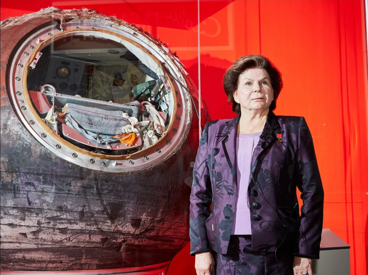 Valentina Tereshkova cùng con tàu huyền thoại Vostok 6, bà trở thành một trong những biểu tượng của phụ nữ thế giới trong thế kỷ 20.