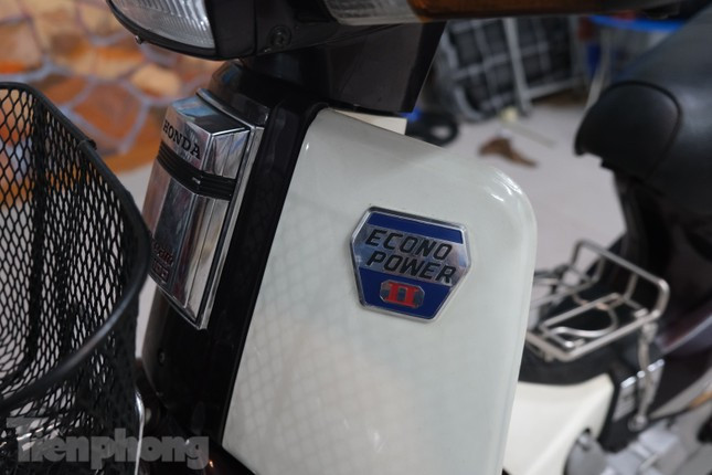 Do được chủ cũ rất giữ gìn nên sau hơn 20 năm, bề ngoài của xe vẫn còn nguyên vẹn, gần như không có vết xước nào.