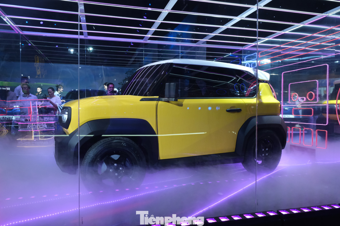 Chiếc xe điện mini đến từ Việt Nam gây chú ý bởi kích thước nhỏ gọn nhưng vẫn mang nét vuông vức, hầm hố. Xe có chiều dài tổng thể khoảng 3.114 mm, với thiết kế 2 cửa bên hông, 1 cửa cốp sau, không gian nội thất đủ cho 5 người ngồi.