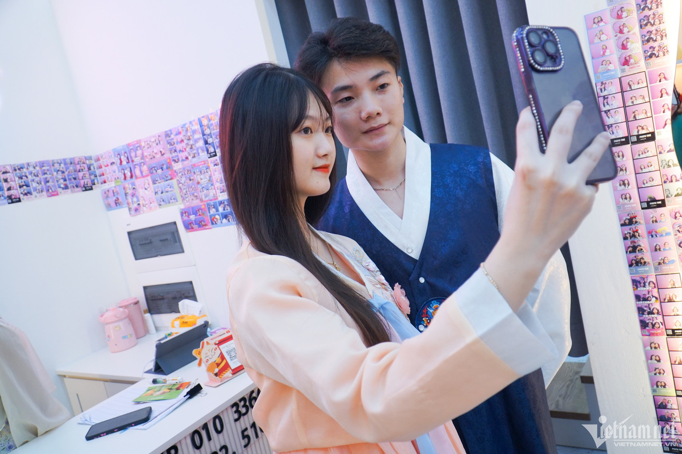 "Thời tiết khá oi nên chúng tôi ưu tiên những địa điểm vui chơi có máy lạnh hơn. Chỗ này mới mở, có nhiều dịch vụ nhưng chưa tiện lợi bằng ở các trung tâm thương mại khác", Hùng nói.