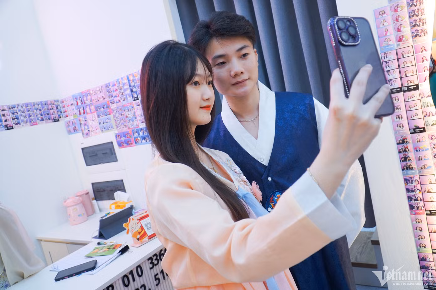 "Thời tiết khá oi nên chúng tôi ưu tiên những địa điểm vui chơi có máy lạnh hơn. Chỗ này mới mở, có nhiều dịch vụ nhưng chưa tiện lợi bằng ở các trung tâm thương mại khác", Hùng nói.