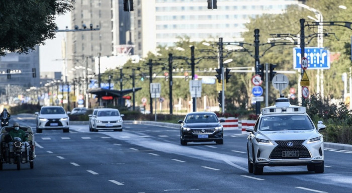 Xe tự lái hoạt động trên đường phố quận Yizhuang, thành phố Bắc Kinh, Trung Quốc.