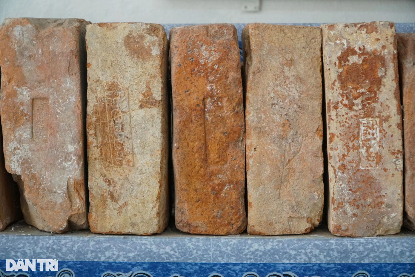 Qua những lần khai quật, các nhà khảo cổ cũng tìm thấy nhiều gạch đất nung. Trong đó, chiếm phần lớn là loại gạch bìa có hình chữ nhật. Xét chất liệu, kỹ thuật, màu sắc và kích thước thì gạch bìa có hai loại. Một loại có màu đỏ tươi, chất liệu mịn, độ nung cao, bề mặt gạch nhẵn. Một số viên có chữ "Vĩnh Ninh Trường". Các nhà nghiên cứu cho rằng đây là loại gạch được mang từ Thăng Long vào. Một loại gạch khác là gạch bìa có khắc chữ Hán - Nôm ghi tên các địa danh đã tham gia sản xuất gạch. Loại gạch này có kích thước lớn hơn, độ nung thấp. Đây là loại gạch sản xuất vào những năm xây dựng Đàn tế Nam Giao của nhà Hồ (1400-1402). Theo số liệu thống kê, có khoảng 300 địa danh sản xuất gạch xây Thành nhà Hồ, tiêu biểu như Vĩnh Lộc, Nông Cống, Đông Sơn, Hoằng Hóa, Thiệu Hóa, Yên Định, Hà Trung (Thanh Hóa); Tuyên Quang, Hưng Yên…