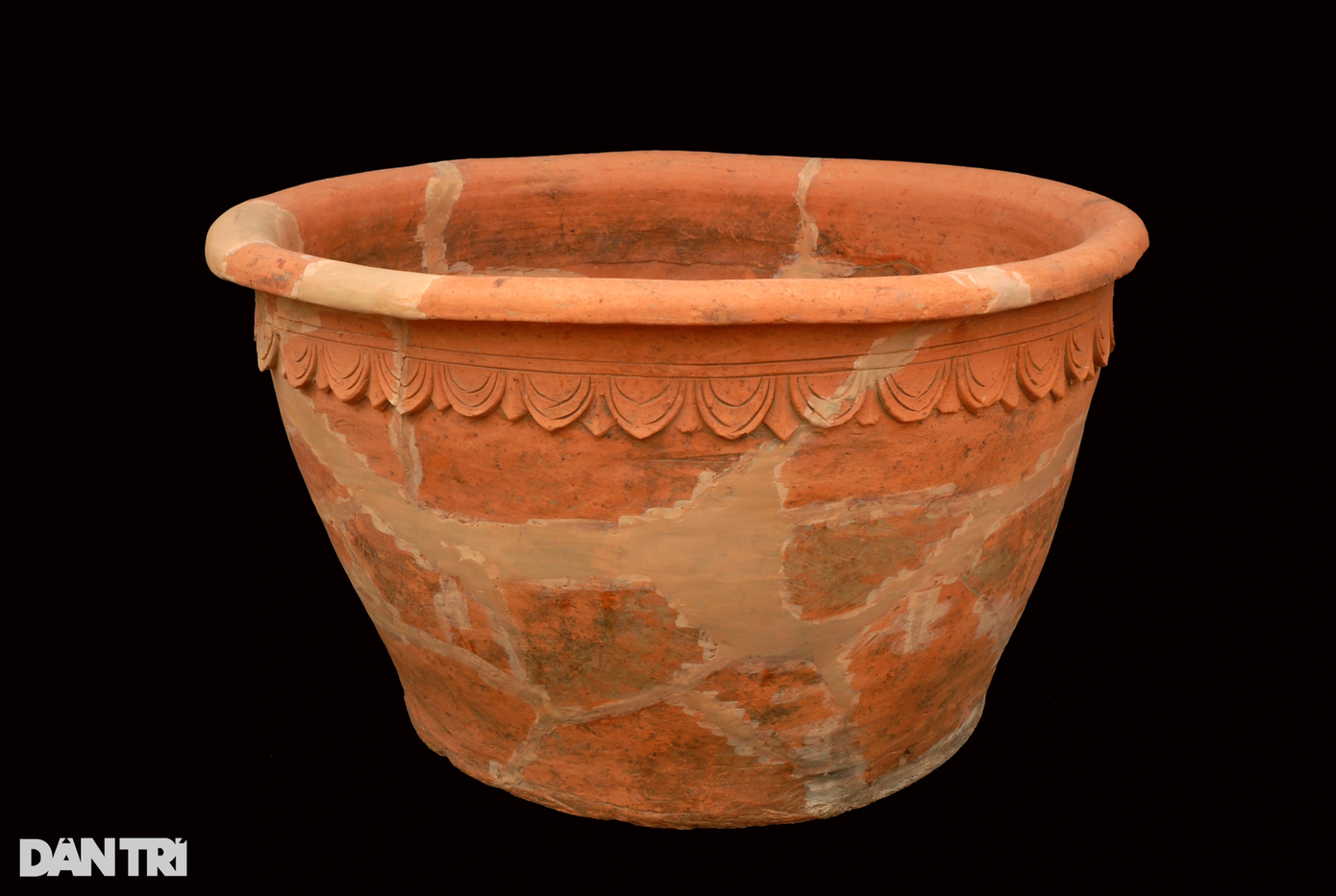 Năm 2007, quá trình khai quật tại Đàn tế Nam Giao, các nhà khảo cổ đã phát hiện chiếc thống đất nung có đường kính 78cm, cao 75cm. Thống đất nung được dùng chứa nước cho nhà vua rửa tay, tẩy trần chuẩn bị cho lễ tế trời đất tại Đàn tế Nam Giao (Ảnh: Trung tâm bảo tồn Di sản thành nhà Hồ).