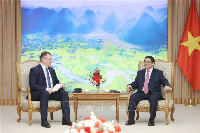Thủ tướng Phạm Minh Chính tiếp Bộ trưởng Bộ Tình trạng khẩn cấp Belarus Vadim Sinyavsky. (Ảnh: Dương Giang/TTXVN)