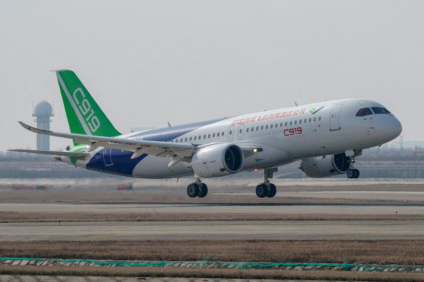 C919 đặt mục tiêu cạnh tranh trực tiếp với các sản phẩm của Airbus và Boeing. C919 đặt mục tiêu cạnh tranh trực tiếp với các sản phẩm của Airbus và Boeing.
