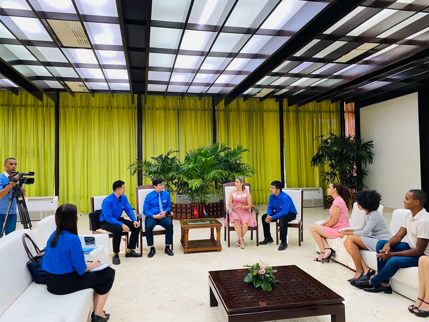 Dự hội đàm, về phía bạn có Uỷ viên BCH T.Ư Đảng Cộng sản Cuba, Bí thư thứ nhất T.Ư Đoàn TNCS Cuba Aylin Alvarez Garcia; Bí thư thứ hai T.Ư Đoàn Meivys Estevez Echeverria cùng sáu trưởng ban của T.Ư Đoàn. Dự hội đàm, về phía bạn có Uỷ viên BCH T.Ư Đảng Cộng sản Cuba, Bí thư thứ nhất T.Ư Đoàn TNCS Cuba Aylin Alvarez Garcia; Bí thư thứ hai T.Ư Đoàn Meivys Estevez Echeverria cùng sáu trưởng ban của T.Ư Đoàn.