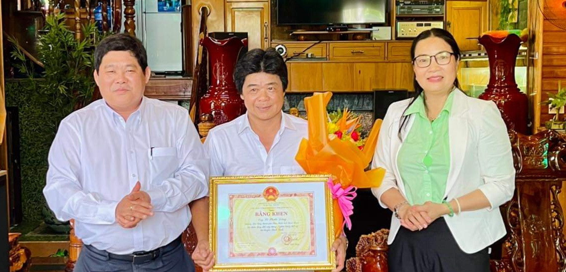 Ông Giáp Hà Bắc (trái) và bà Trần Thị Minh Thư – Trưởng Ban Thi đua - Khen thưởng tỉnh Bình Thuận(phải) trao bằng khen của Chủ tịch UBND Bình Thuận cho ông Lê Phước Dũng nhận bằng khen của Chủ tịch UBND tỉnh. Ảnh: Ông Giáp Hà Bắc cung cấp.