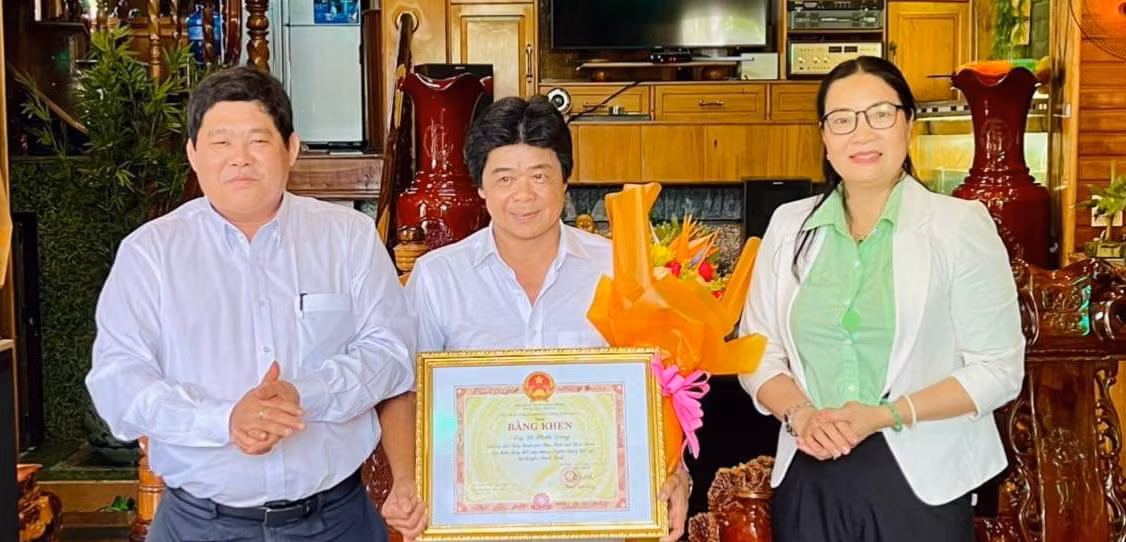 Ông Giáp Hà Bắc (trái) và bà Trần Thị Minh Thư – Trưởng Ban Thi đua - Khen thưởng tỉnh Bình Thuận(phải) trao bằng khen của Chủ tịch UBND Bình Thuận cho ông Lê Phước Dũng nhận bằng khen của Chủ tịch UBND tỉnh. Ảnh: Ông Giáp Hà Bắc cung cấp.