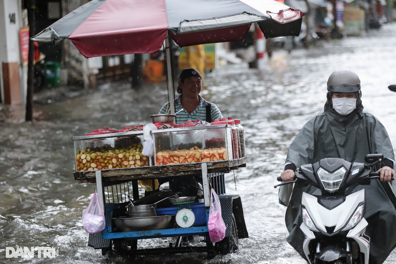 Nhiều người tỏ ra khá quen thuộc với tình trạng cứ mưa là ngập ở khu vực này."Ở đây mưa lớn hay mưa nhỏ đều ngập, có hôm nước ngập 3,4 tiếng đồng hồ vẫn chưa rút", anh Trung (ngụ Gò Vấp) chia sẻ.
