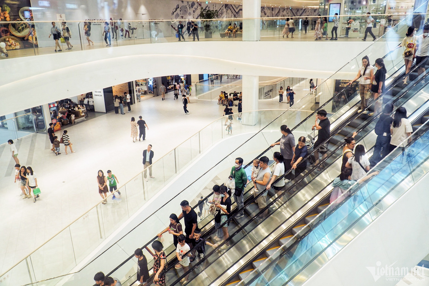 Tại một trung tâm thương mại khác ở quận Tây Hồ, lượng người ra vào khá đông nhưng có phần thưa hơn so với ở các địa điểm khác.