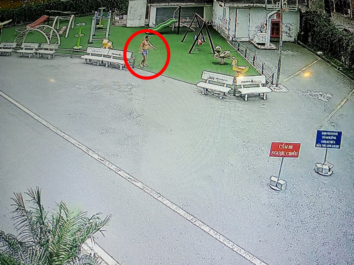 Thời điểm ông H. tập thể dục dưới sân chung, BQT khuyến cáo cư dân "giải tán" (Ảnh: BQT cung cấp). Thời điểm ông H. tập thể dục dưới sân chung, BQT khuyến cáo cư dân "giải tán" (Ảnh: BQT cung cấp).