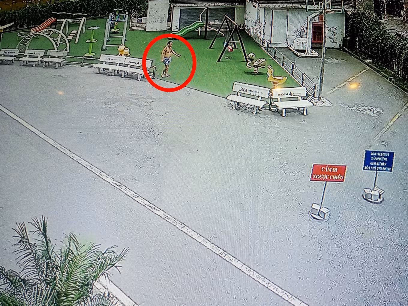 Thời điểm ông H. tập thể dục dưới sân chung, BQT khuyến cáo cư dân "giải tán" (Ảnh: BQT cung cấp).