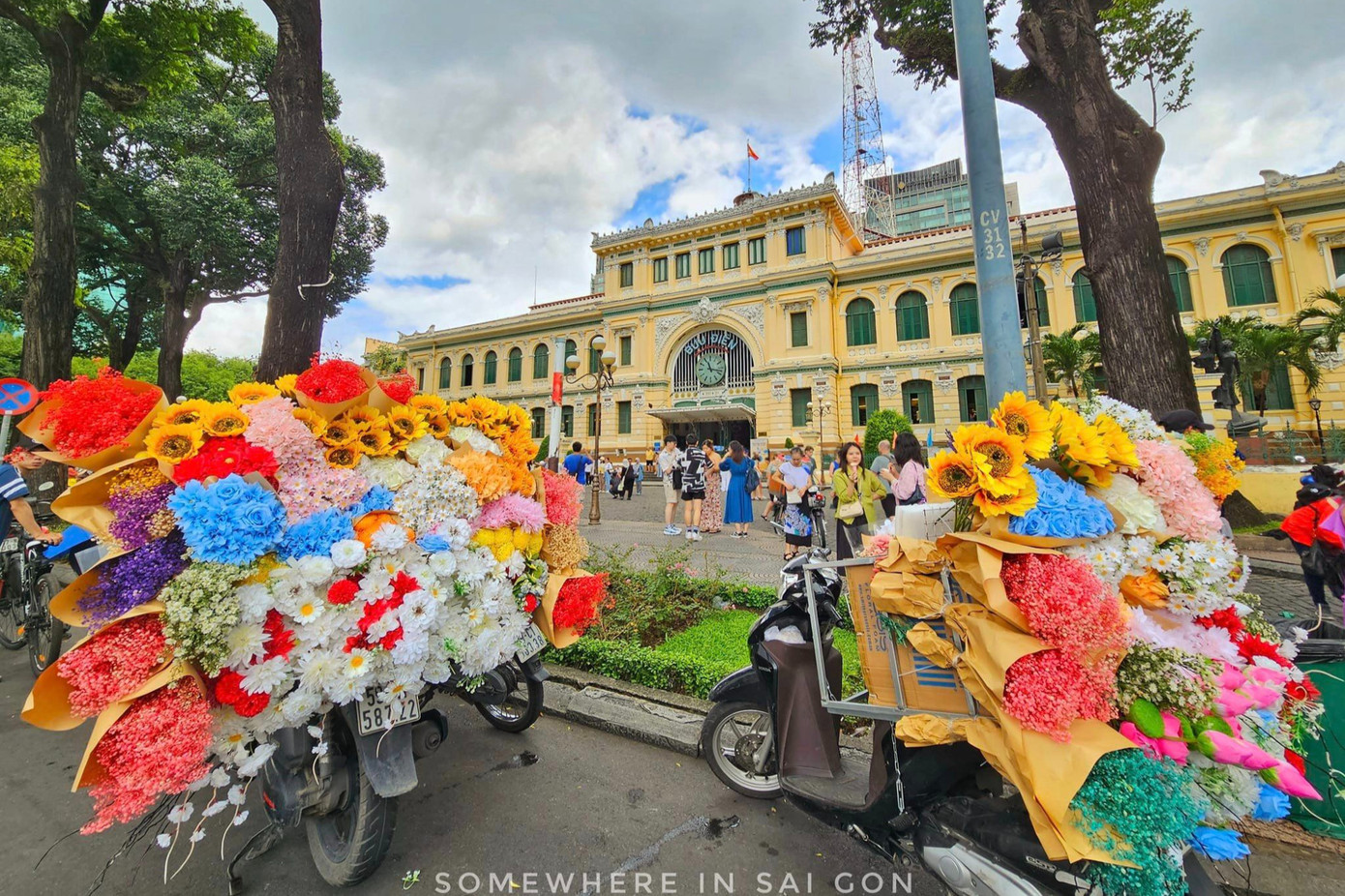 Những xe hoa rực rỡ sắc màu xuất hiện ở trung tâm TP.HCM (Ảnh: Phạm Thế Hiển).